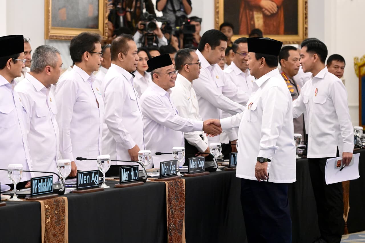 Mendikdasmen Abdul Mu'ti bersalaman dengan Presiden Prabowo Subianto (BeritaNasiona/Setpres)