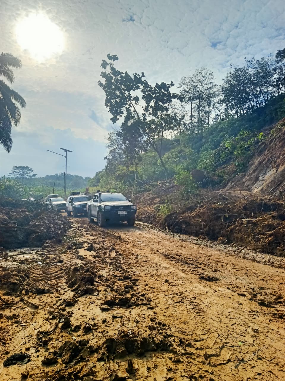 Proses pembukaan dan pembersihan jalan akses dari Sumatra Utara menuju Aceh Tamiang, pada Selasa (2/12/2025). (Foto/BNPB)