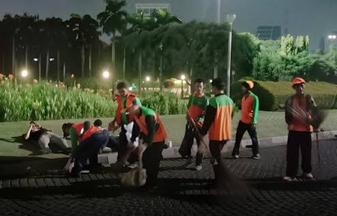 TiM kebersihan bersihkan sampah sisa Reuni 212 di Monas Jakarta Pusat. (BeritaNasional/istimewa)