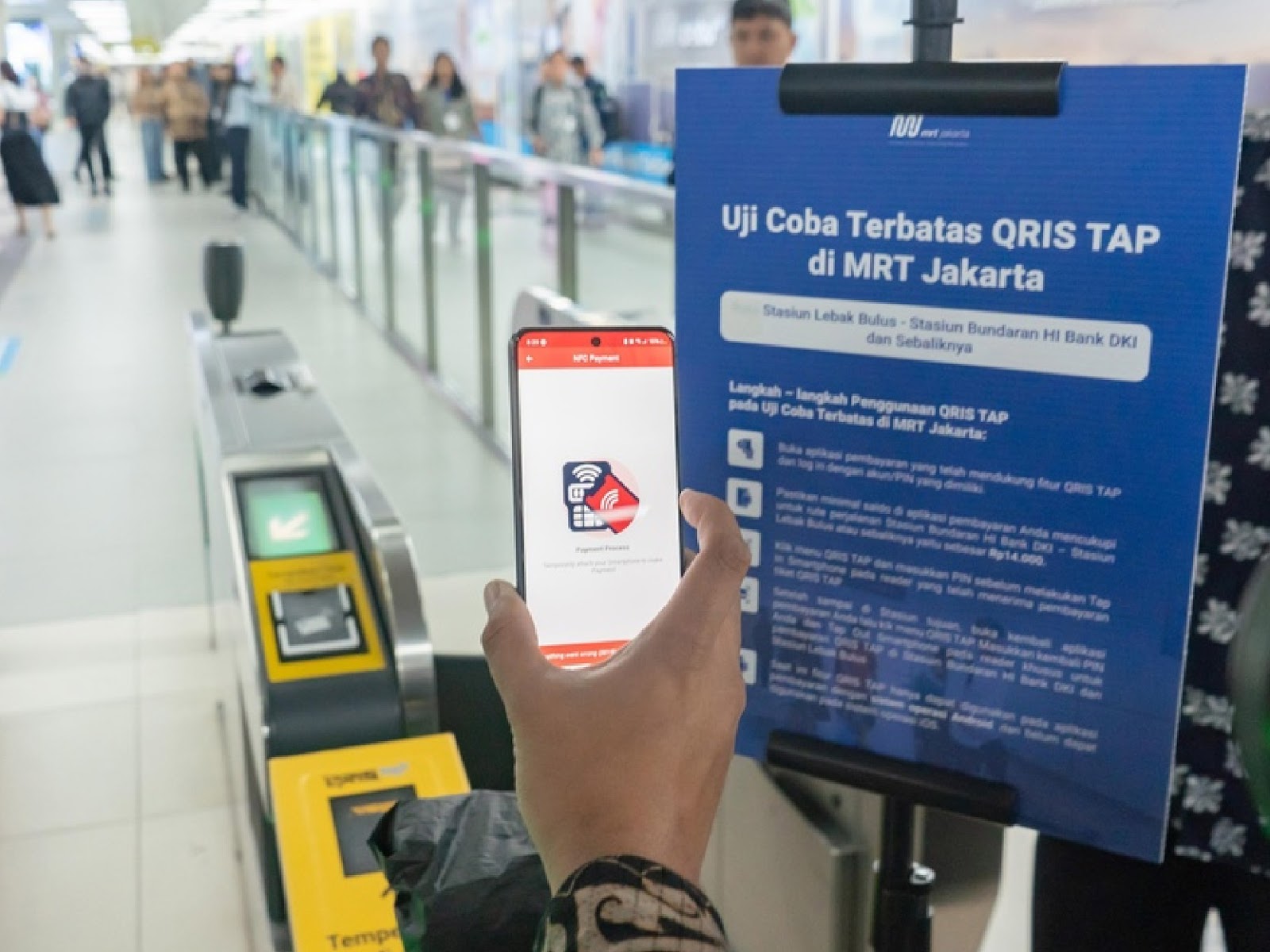 Ilustrasi layanan QRIS Tap di LRT Jakarta. (Foto/Jakarta Smart City)