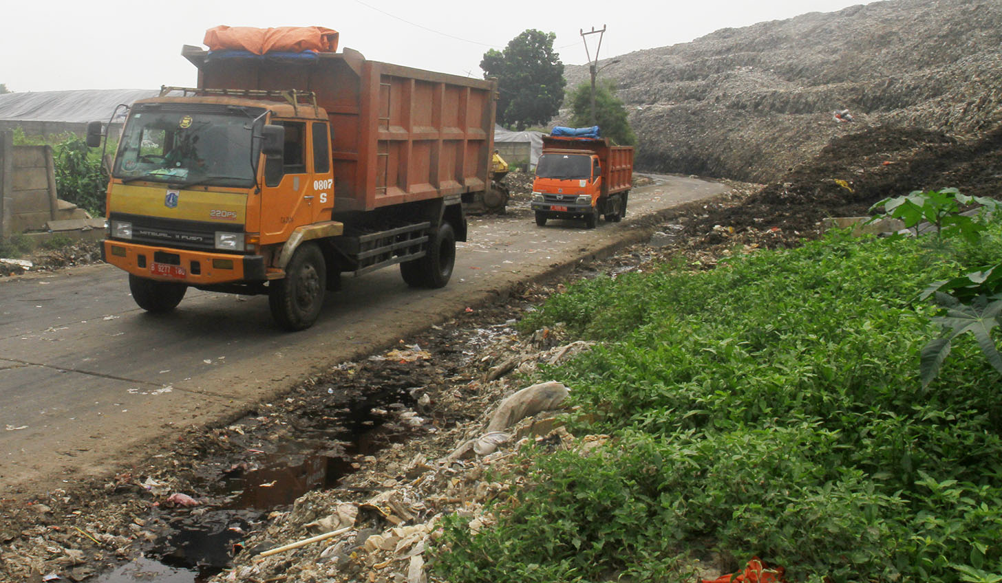 Truk pengangkut sampah di Bantar Gebang Bekasi. (BeritaNasional/Oke Atmaja)