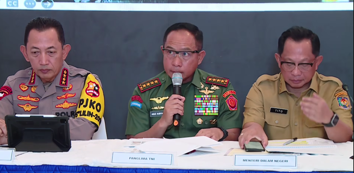 Panglima TNI Jenderal Agus Subiyanto (tengah) saat konferensi pers penanganan bencana Sumatera. (Foto/YouTube Setpres)