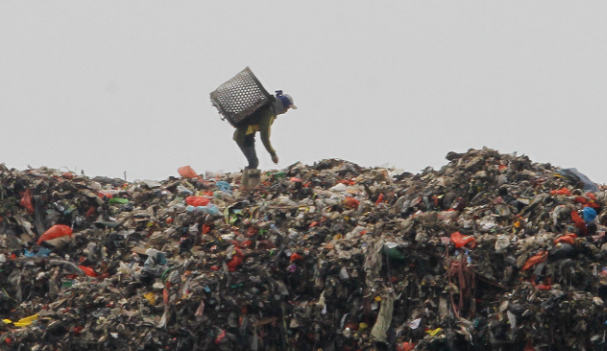 Pemulung di TPST Bantargebang mengais sampah. (BeritaNasional/Oke Atmaja)