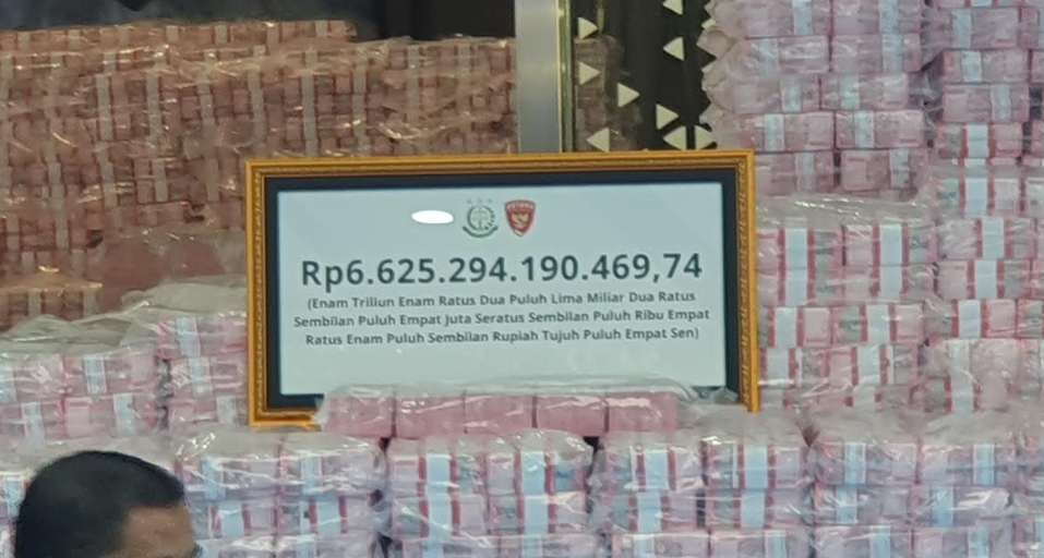 Tumpukan uang hasil penyelamatan kerugian negara dari Satgas PKH Kejagung. (BeritaNasional/Bachtiarudin)