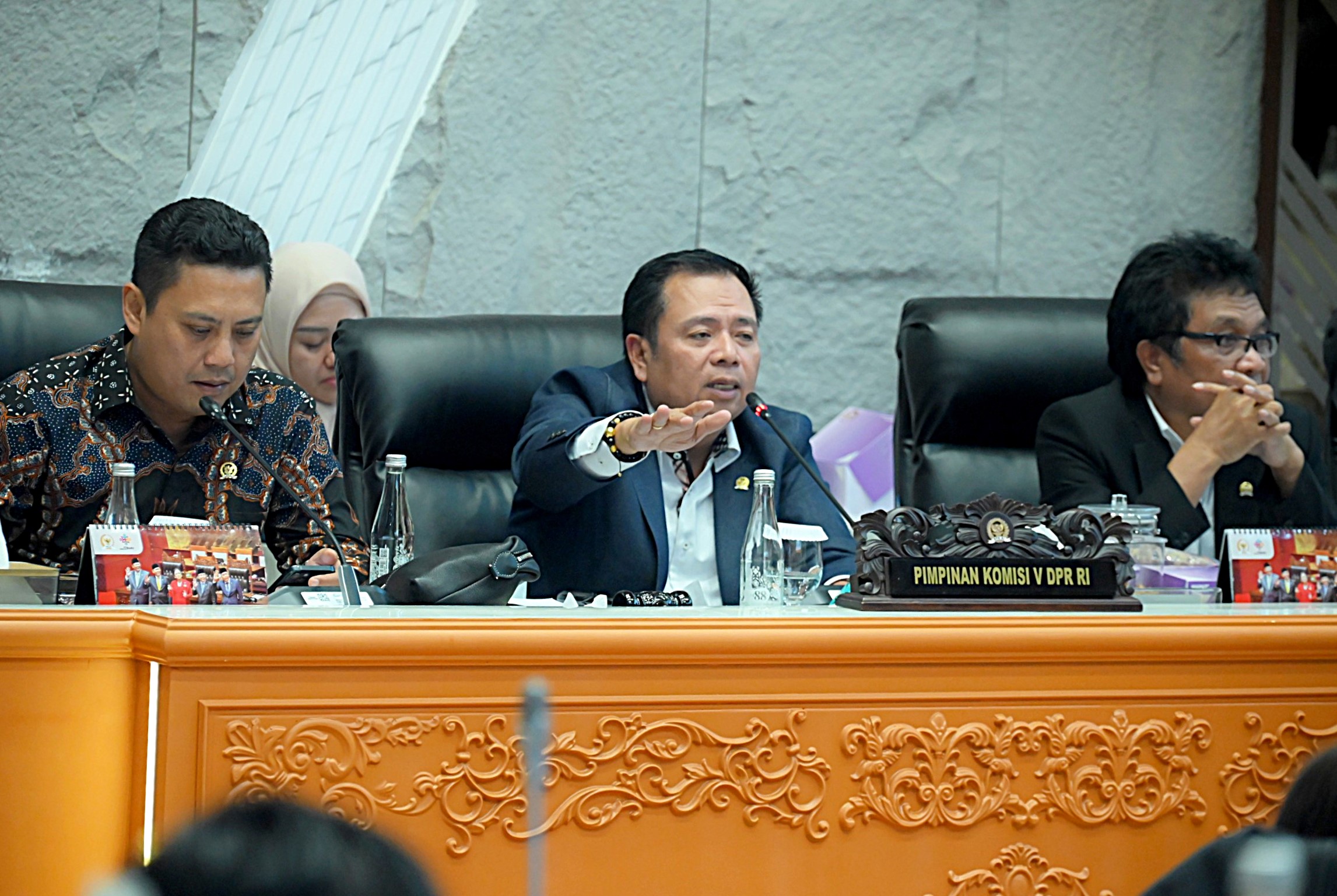Ketua Komisi V DPR Lasarus (tengah) beri lampu hijau ke pemerintah gunakan Dana BA99 untuk bencana Sumatera. (Foto/DPR RI)