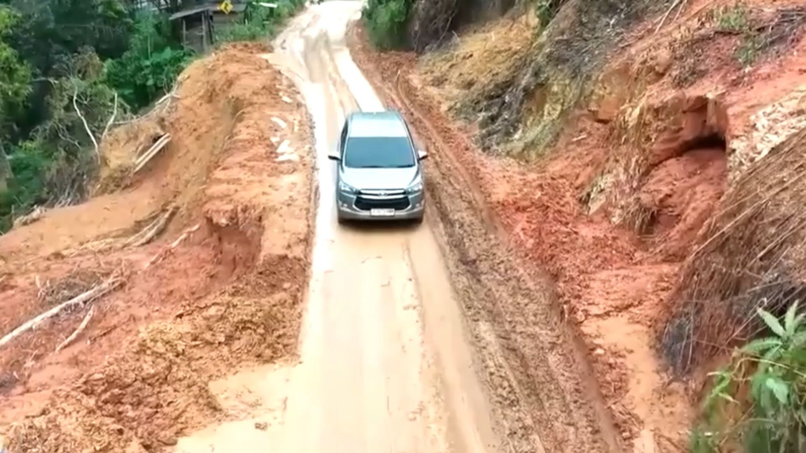 Penanganan Ruas Kritis Banjir Berlanjut, Warga Tetap Bisa Gunakan Jalur Alternatif. (Foto/istimewa)