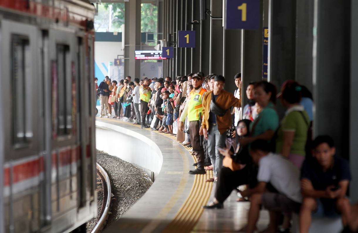 Suasana di Stasiun Tanah Abang, Jakarta, Jumat (5/12/2025). (Beritanasional.com/Oke Atmaja)