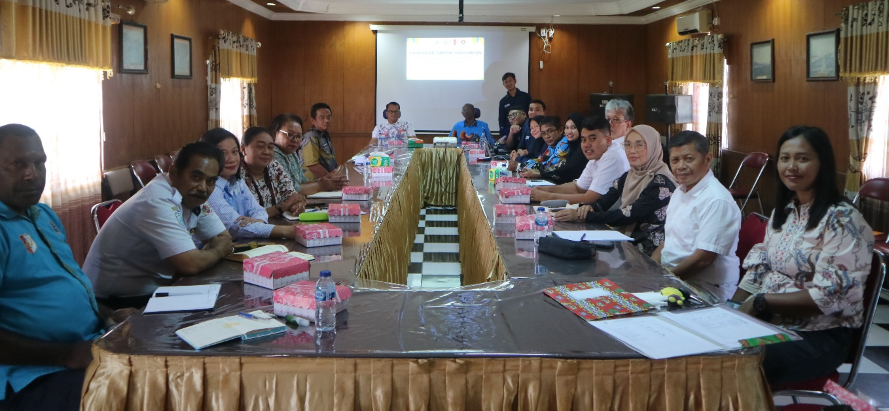 Suasana diskusi kelompok terpumpun Tim Ekspedisi Patriot UI dengan Pemda Merauke. (Foto/Istimewa)