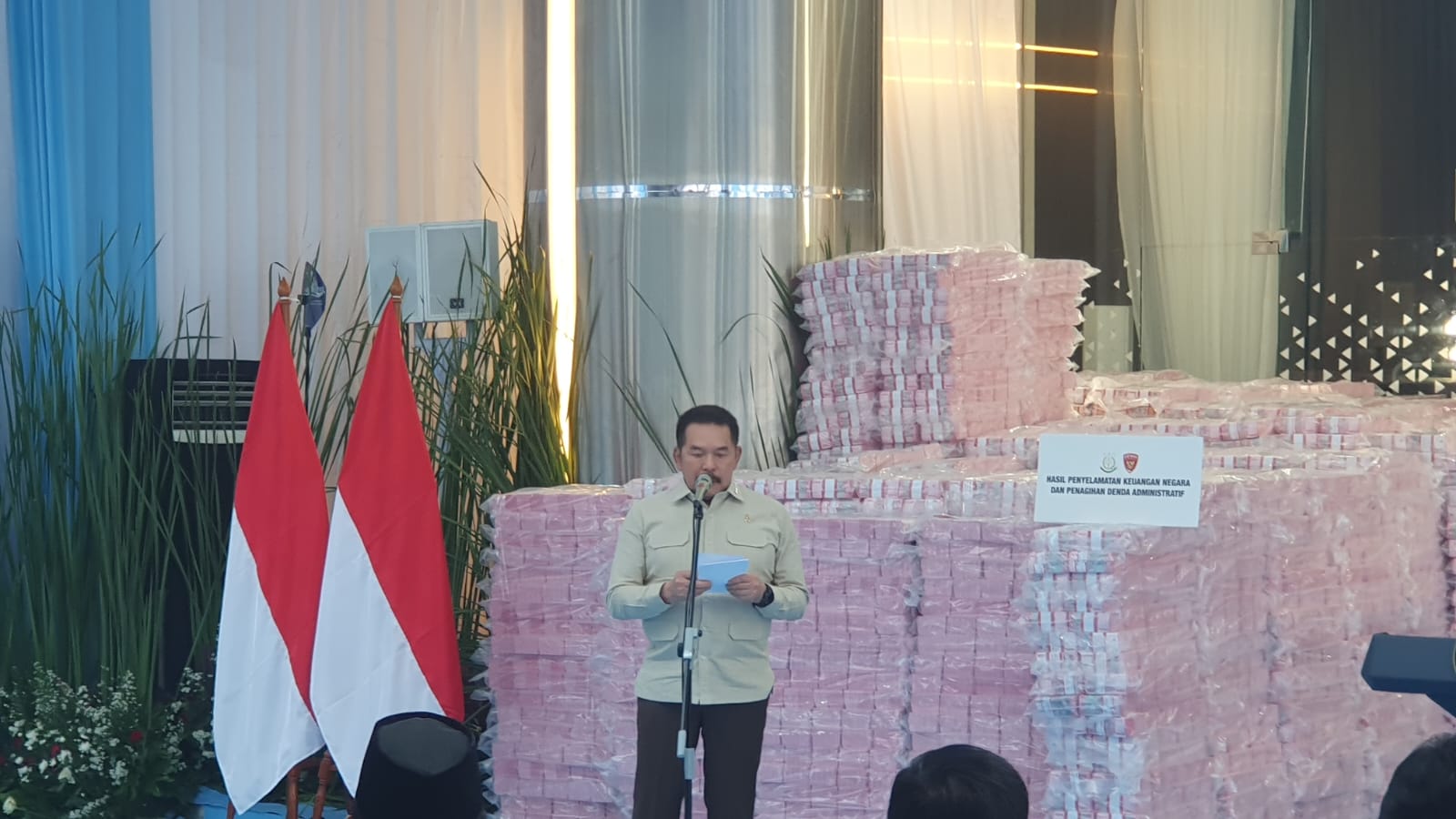Jaksa Agung ST Burhanuddin memberikan sambutan dalam penyerahan potensi kerugian negara. (BeritaNasional/Bachtiarudin)