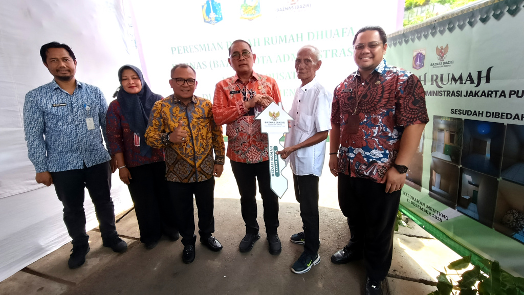 Walikota Jakarta Pusat Arifin (tengah) memberikan kunci rumah simbolis kepada warga di dampingi Nurhelmi Savitri, Camat Menteng ketiga dari kiri, Basri Baco, Wakil Ketua DPRD DKI Jakarta, kedua dari kiri dan Indrawan Prasetyo, Lurah Menteng kedua dari kanan, di Menteng Jaya RT 14/08, Jakarta, Kamis ( 11/12/2025). (Berita nasional.com/Oke Atmaja)