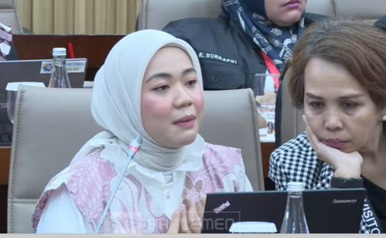 Perjuangkan hak refund, konsumen Konser Day6 Aliefya (kiri) ngaku diancam Mecima Pro. (Foto/YouTube Komisi VI DPR)