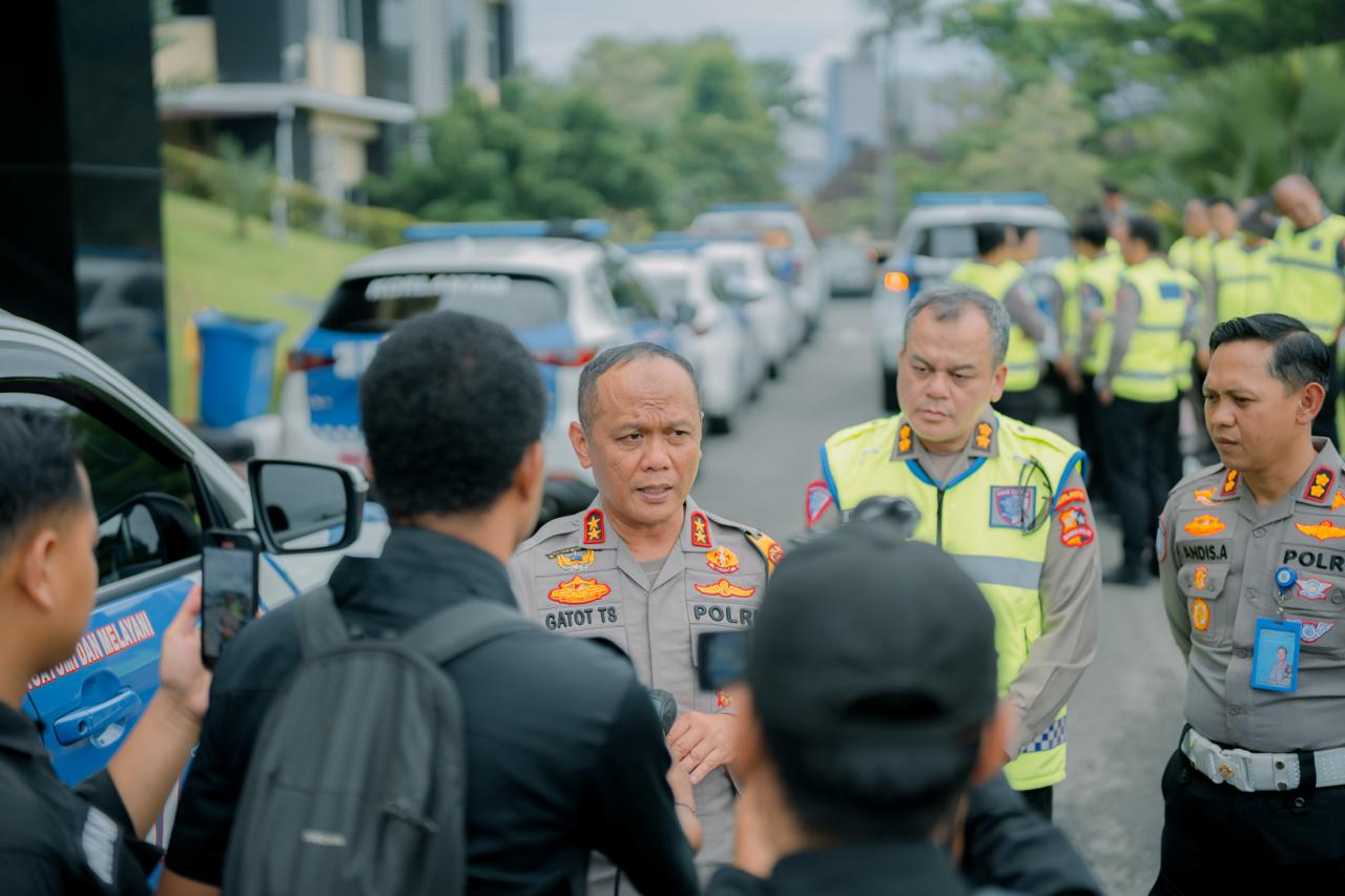 Kapolda Sumbar Irjen Pol Gatot Tri Suryanta saat diwawancarai. (Foto/Istimewa)
