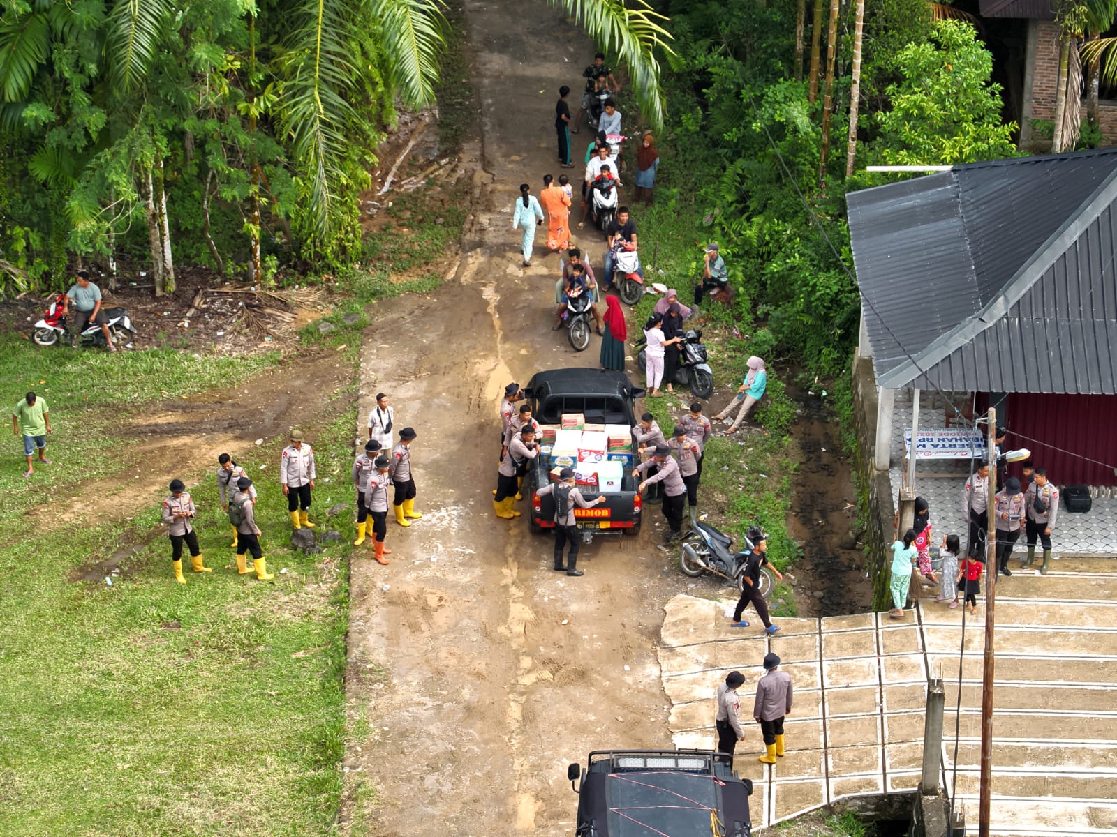 Personel Brimob Polda Sumbar melakukan aktifitas kemanusian di posko bencana Sumbar. (BeritaNasional/dok Polri)