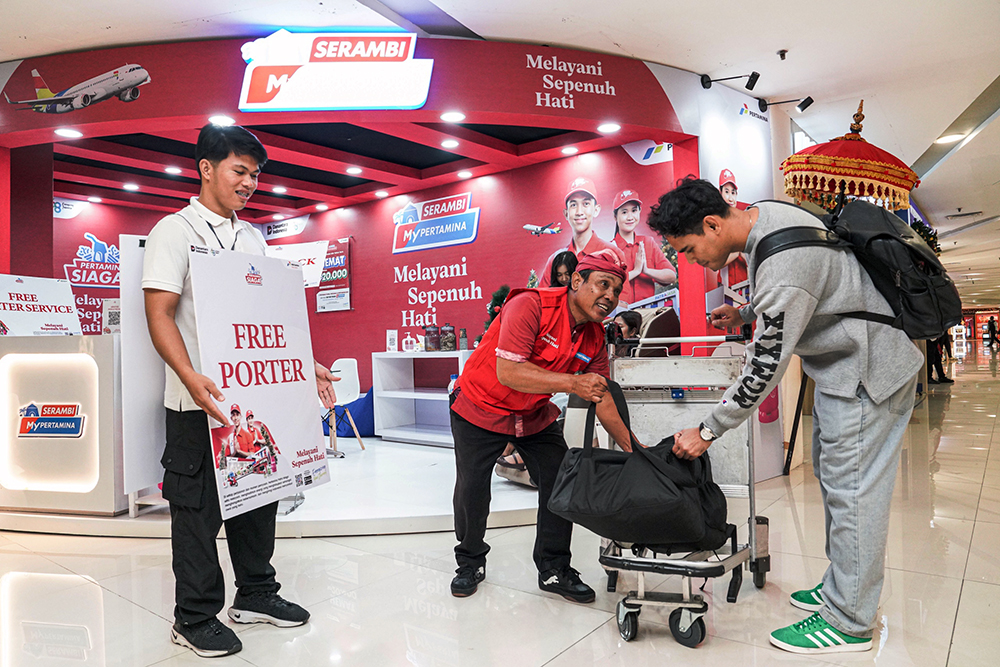 Wisatawan menerima layanan fasilitas kursi pijat gratis, layanan porter gratis, hingga makanan dan minuman ringan gratis yang bisa diakses menggunakan aplikasi MyPertamina.  (BeritaNasional/Elvis Sendouw/HO MyPertamina)