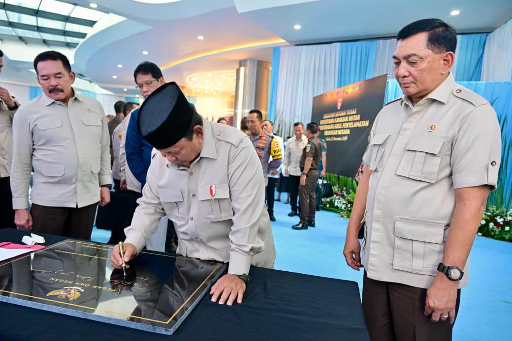 Presiden Prabowo menuliskan pesan "Jadilah Jaksa yang Jujur dan Berani" di sebuah prasasti di Kantor Kejagung, Rabu (24/12/2025). (BeritaNasional/BPMI Setpres)