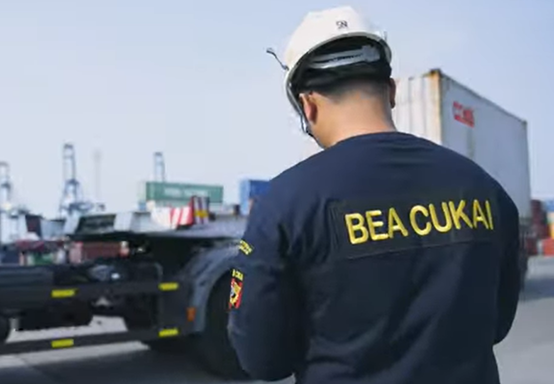Ilustrasi petugas Bea Cukai. (BeritaNasional/YouTube Bea Cukai TV)