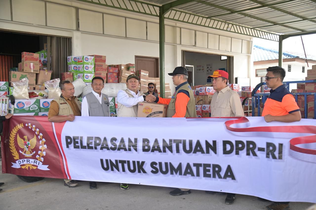 Pimpinan DPR Cucun Syamsurijal salurkan bantuan kemanusiaan dari anggota DPR RI untuk bencana Sumatera. (BeritaNasional/DPR RI)