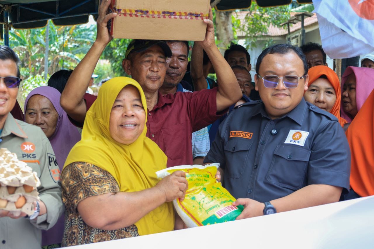 Sekjen PKS Muhammad Kholid memberikan bantuan kepada korban bencana Sumatera(BeritaNasional/instimewa)