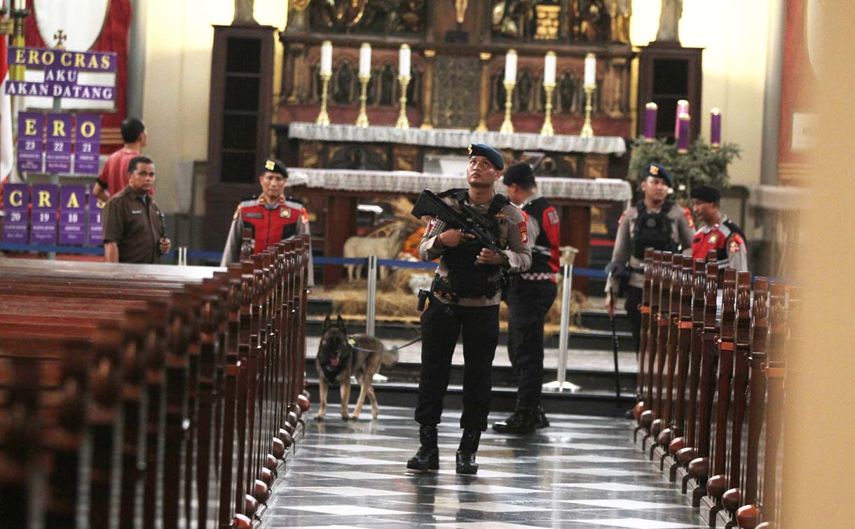 Personil Polisi melakukan pengamanan dan sterilisasi di Gereja Katedral Jakarta, Jakarta, Selasa (23/12/2024). (Beritanasional.com/Oke Atmaja)