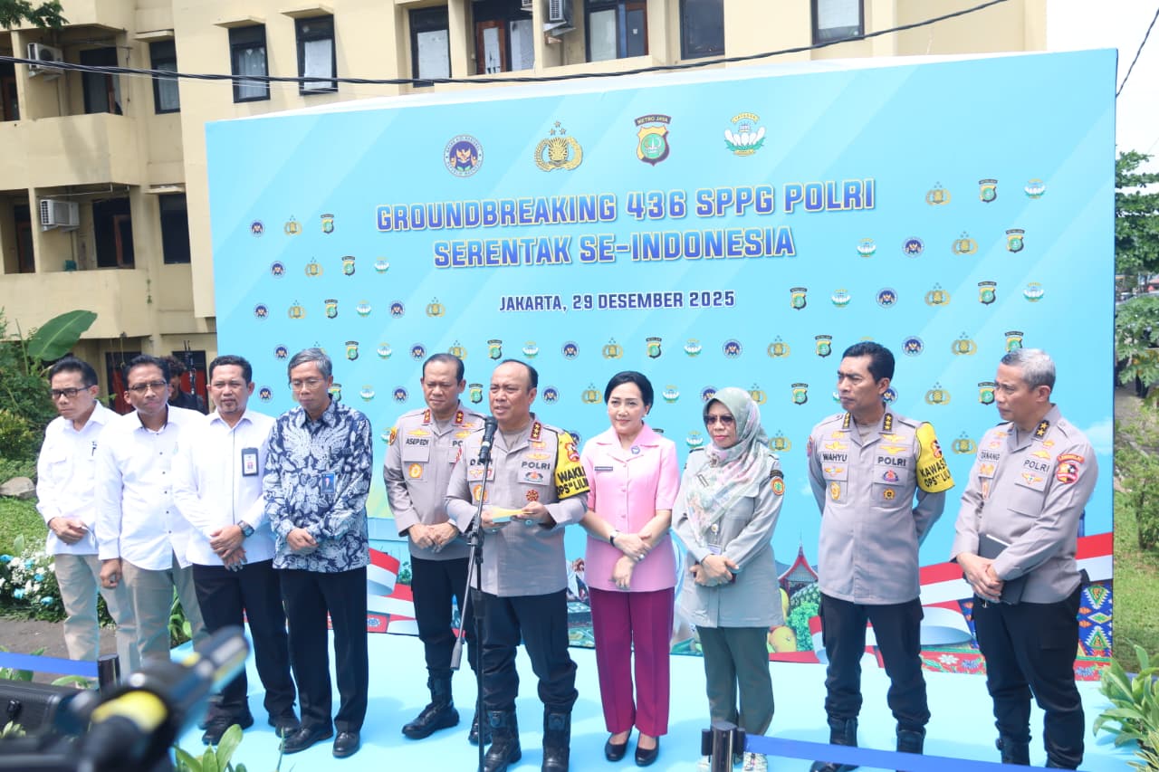 Wakapolri Komjen Pol Dedi Prasetyo (tengah) saat groundbreaking pembangunan SPPG. (Foto/Humas Polri)