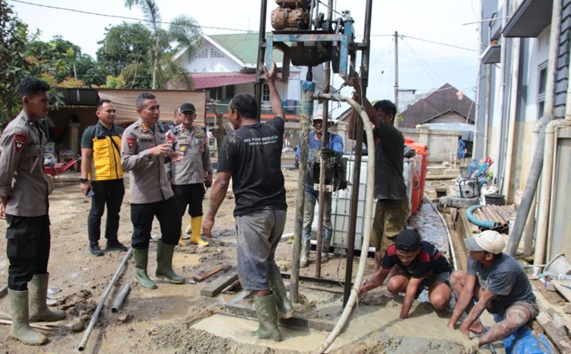 Polri bangun sumur (Beritanasional/Bachtiar)