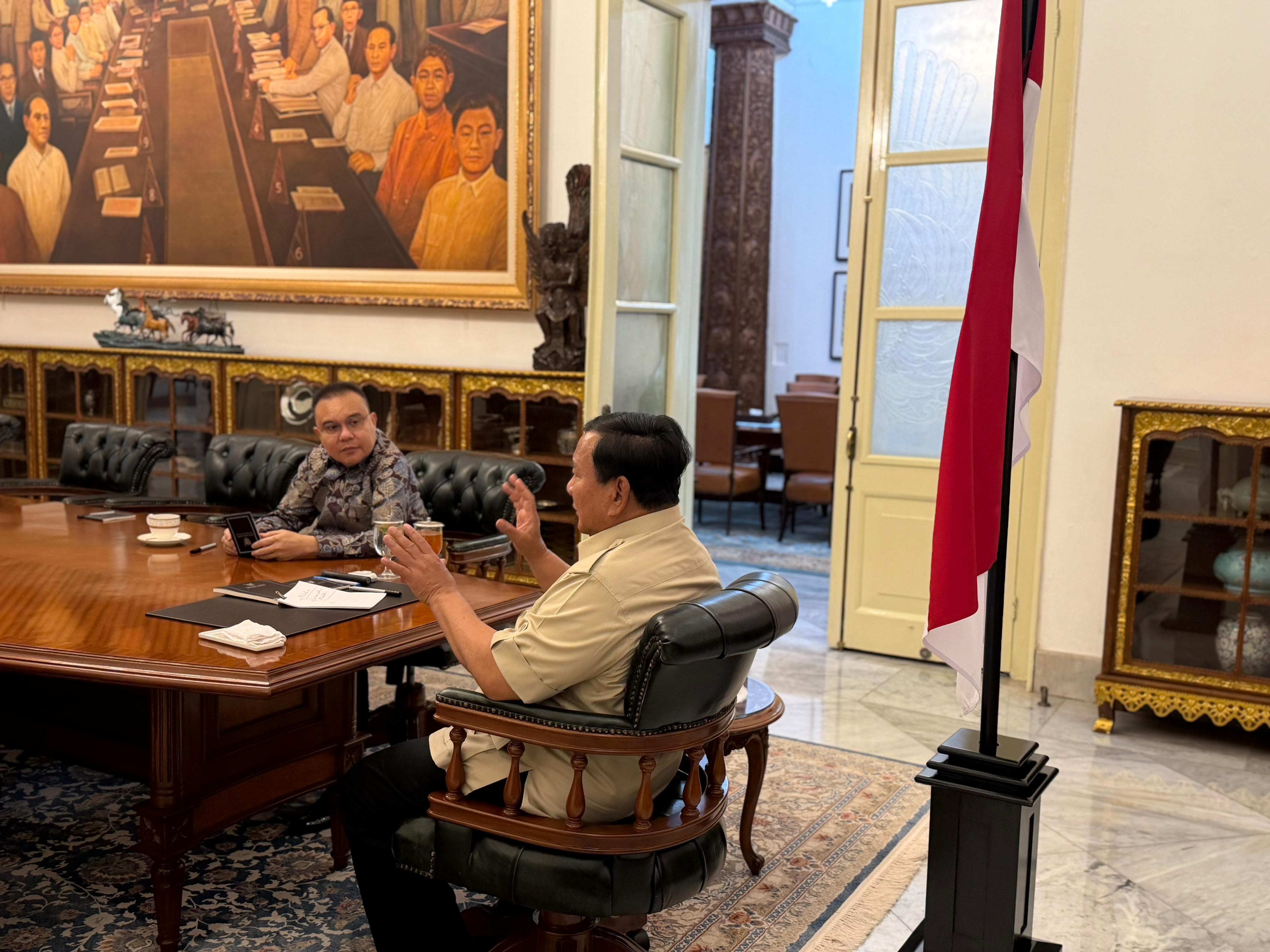 Presiden Prabowo Subianto berbincang dengan Wakil Ketua DPR Sufmi Dasco Ahmad di Istana Presiden. (BeritaNasional/Setpres)