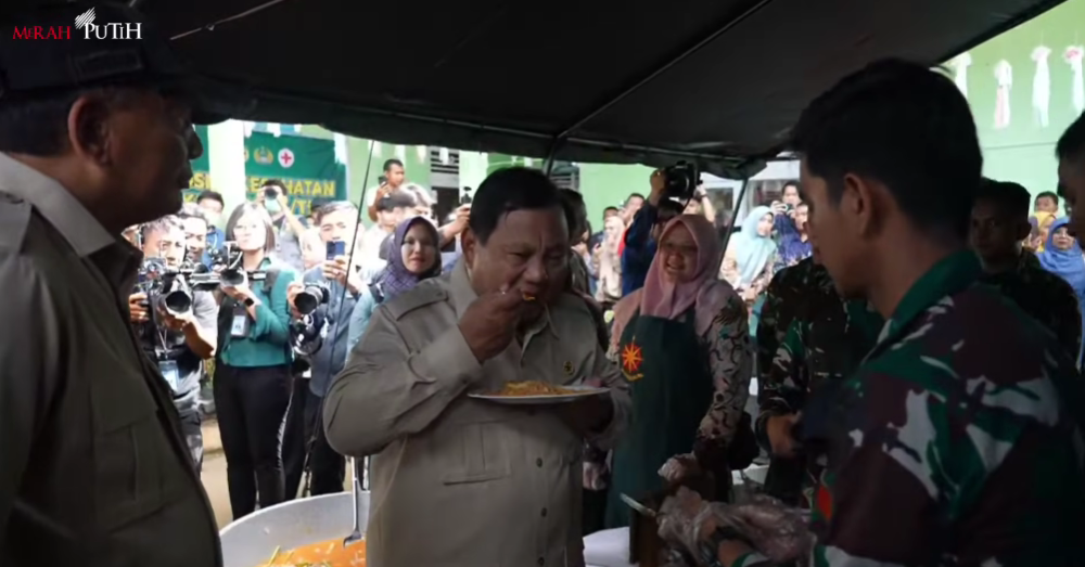 Presiden Prabowo Subianto menyantap nasi goreng di Posko Pengungsian Agam, Sumbar. (Foto/YouTube Setpres)