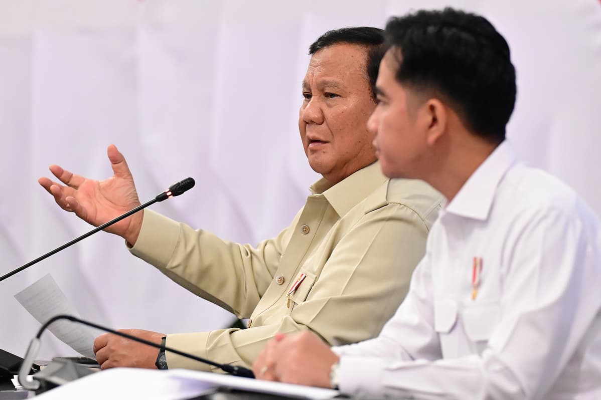 Presiden Prabowo Subianto memberikan pengarahan saat rapat dengan kabinet dan kepala daerah. (BeritaNasional/Setpres)