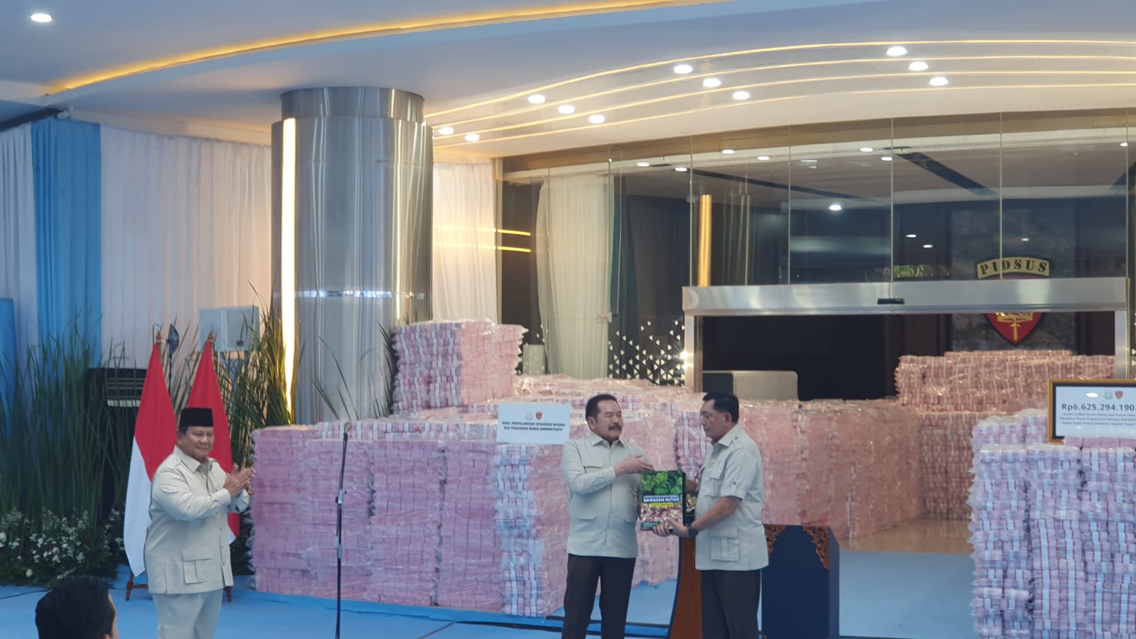 Presiden Prabowo Subianto di Gedung Bundar Kejaksaan Agung. (BeritaNasional/Bachtiarudin Alam)