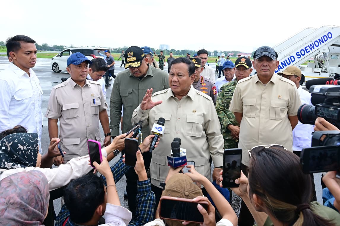 Presiden Prabowo Subianto meninjau daerah bencana di Sumatera Utara. (BeritaNasional/Setpres)