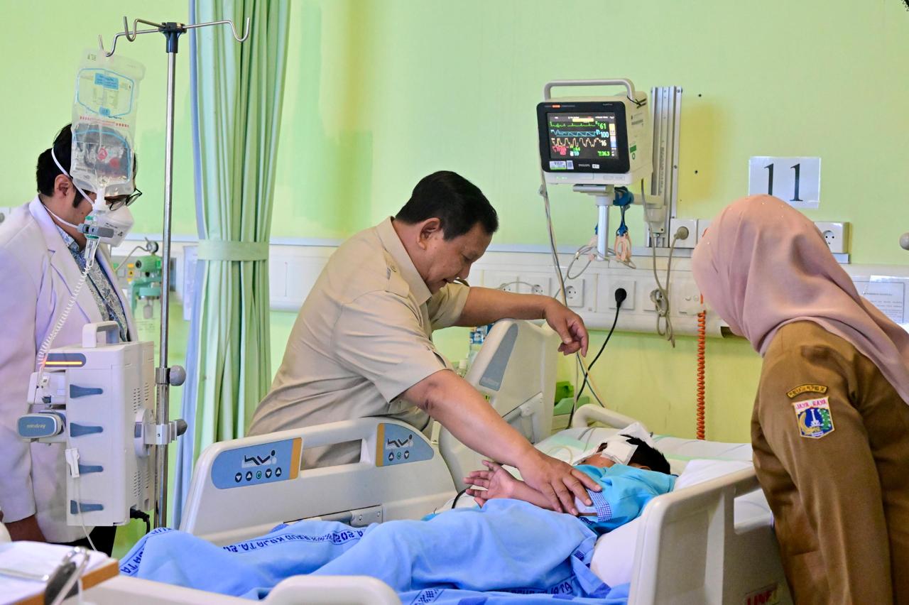 Momen Prabowo jenguk korban kecelakaan mobil MBG di RSUD Koja. (Foto/Rusman - Biro Pers Sekretariat Presiden)