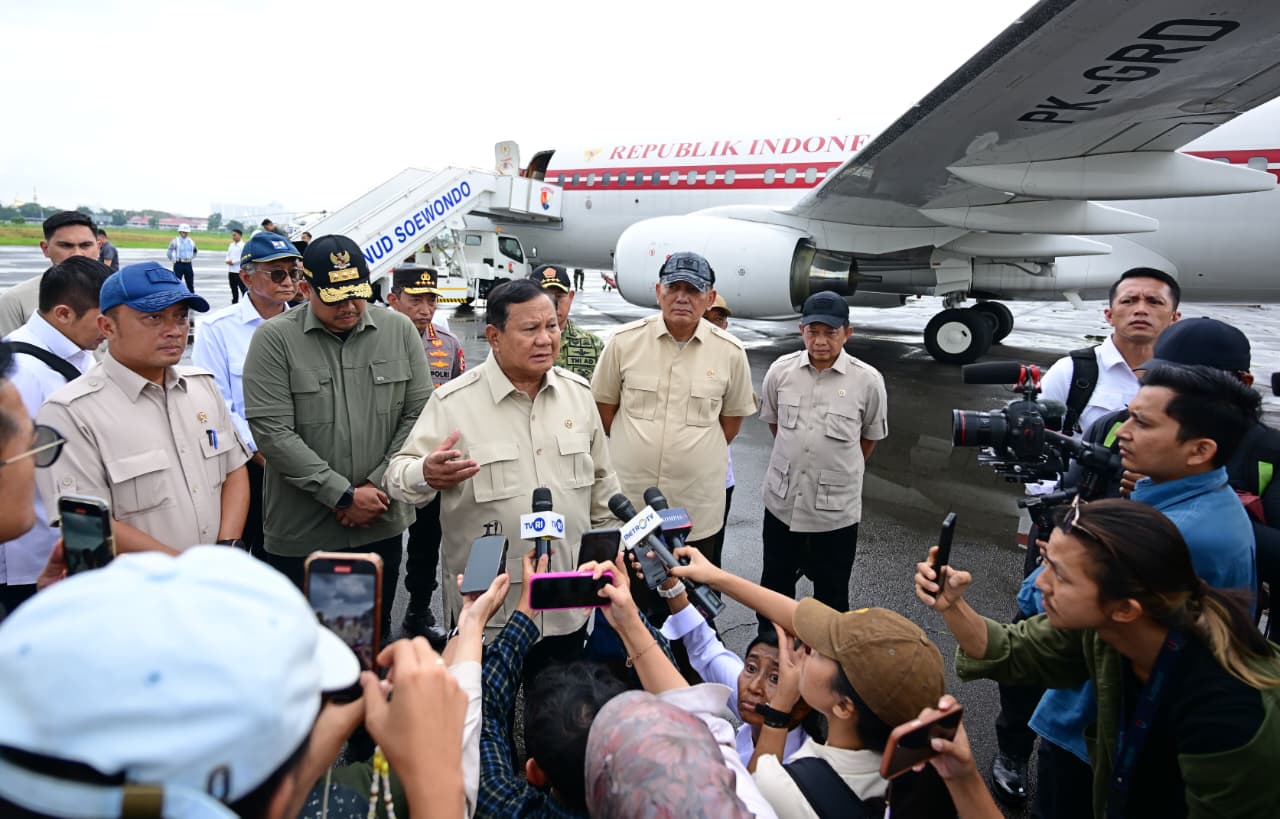 Presiden Prabowo Subianto memberikan keterangan kepada pers di Lanud Soewondo Sumatera Utara. (BeritaNasional/Setpres)