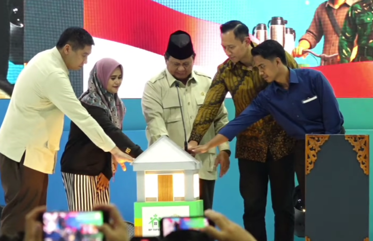 Presiden Prabowo Subianto (tengah) saat akad massal rumah subsidi di Serang, Banten. (Foto/YouTube Setpres)