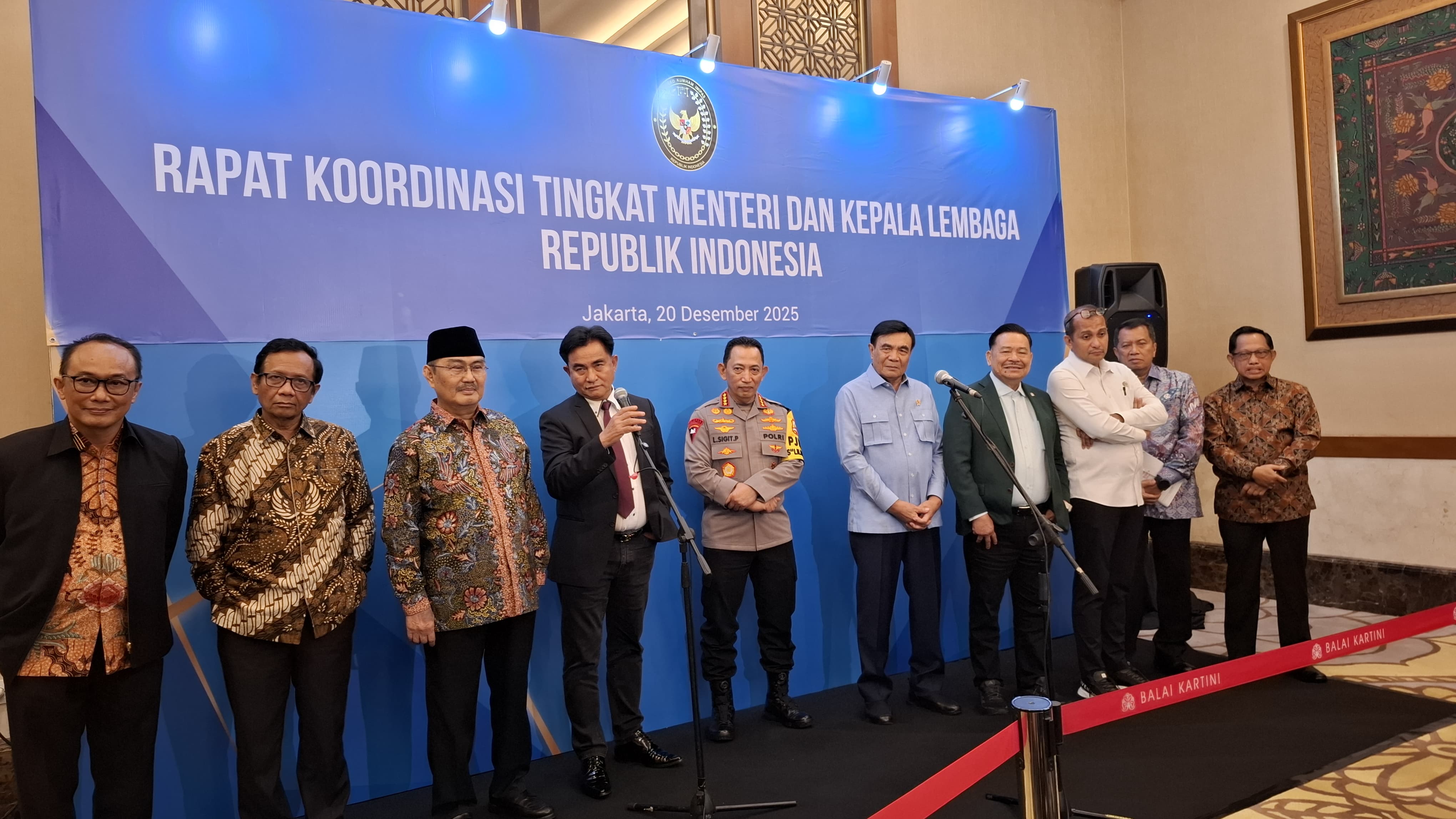 Menko Kumham Imipas Yusril Ihza Mahendra (empat dari kiri) setelah menggelar rapat koordinasi tingkat menteri dan lembaga, di Jakarta pada Sabtu (20/12/2025)