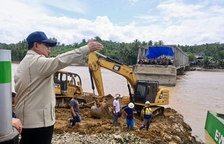 Presiden memantau perbaikan dan pembangunan jembatan yang rusak akibat banjir di Aceh. (BeritaNasional/Setpres)