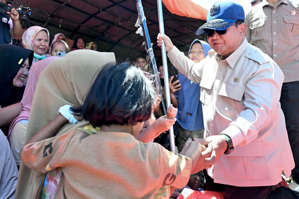 Presiden Prabowo Subianto meninjau pengungsi banjir dan tanah longsor di Aceh Tenggara. (Foto/BPMI)