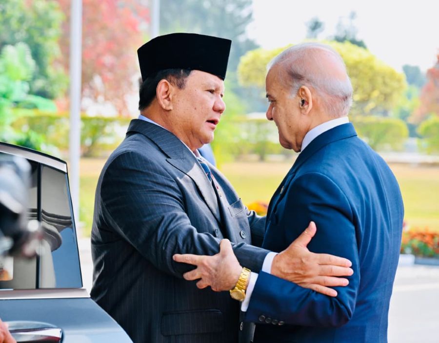 Momen pertemuan Presiden Prabowo Subianto dengan PM Pakistan Shehbaz Sharif di Islamabad, Selasa (9/12/2025). (Foto/Laily Rachev - Biro Pers Sekretariat Presiden)