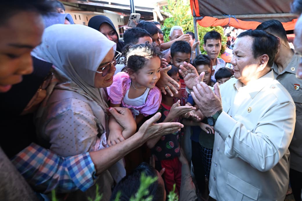 Presiden Prabowo Subianto meninjau Posko Pengungsian di Padang Pariaman. (Foto/BPMI)