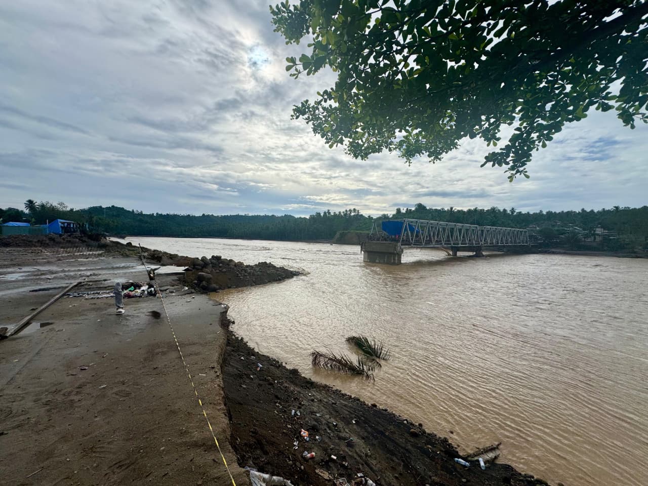Pengerjaan Jembatan Bailey Teupin Mane di Bireuen. (Foto: Cahyo - Biro Pers Sekretariat Presiden)