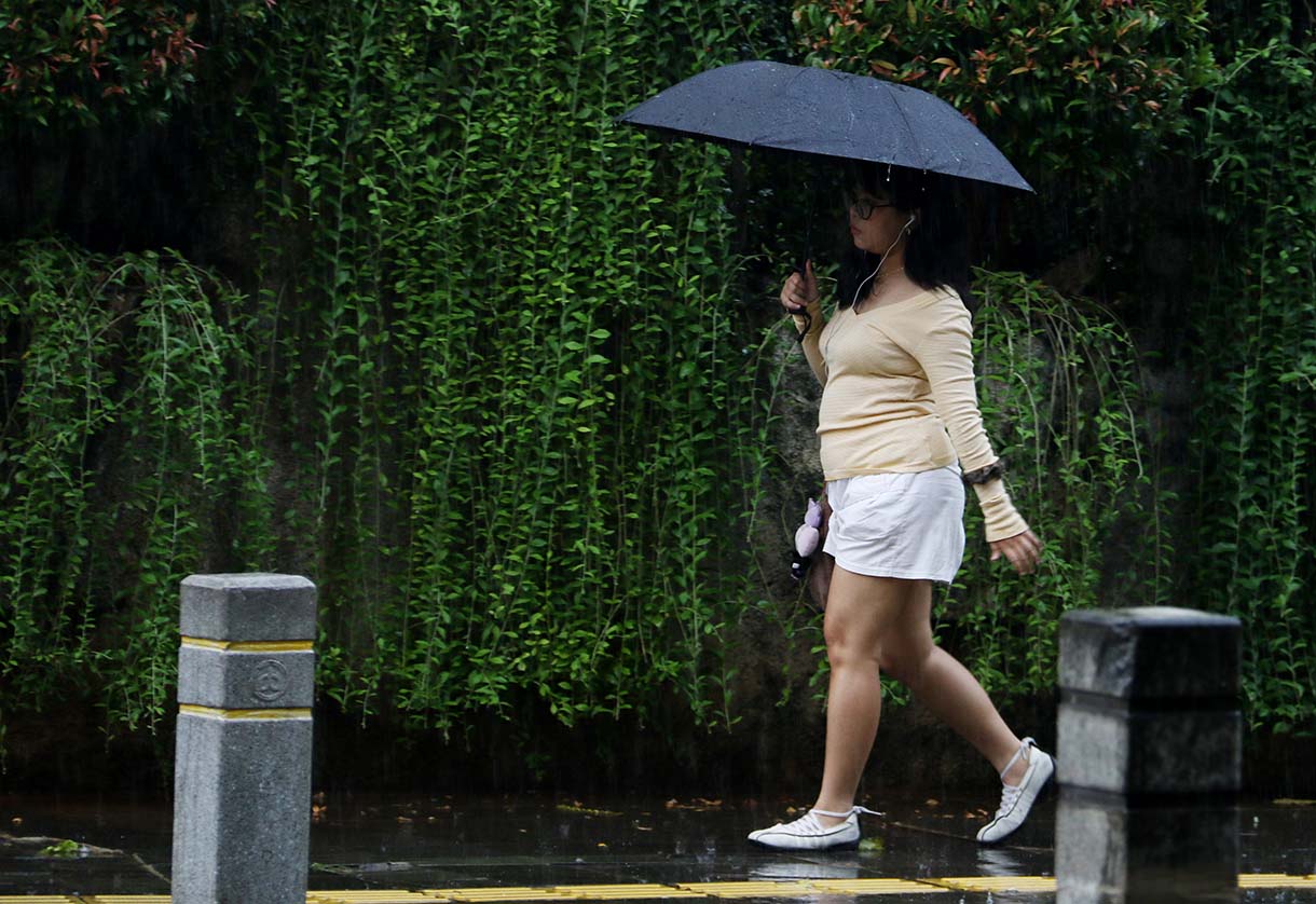 Masyarakat berjalan saat wilayah Jakarta diguyur hujan. (Beritanasional.com/Oke Atmaja)