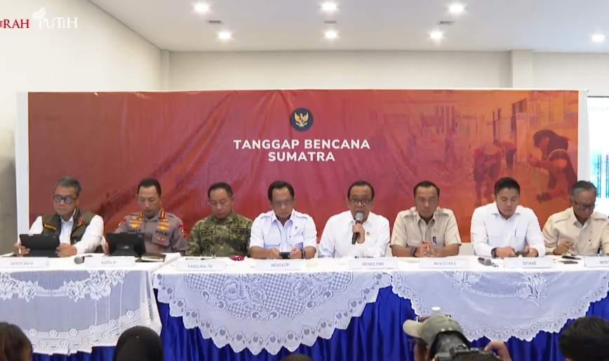 Menko PMK Pratikno (tengah) saat konferensi pers Penanggulangan bencana Sumatera. (Foto/YouTube Setpres)