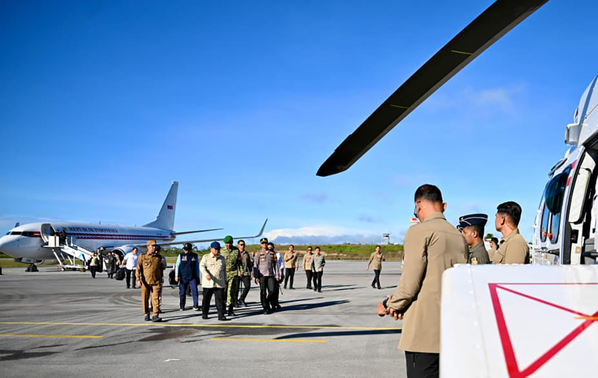 Presiden Prabowo Subianto (tengah) tiba di Bandara Raja Sisingamangaraja XII, Kabupaten Tapanuli Utara, Sumatera Utara, Senin (1/12/2025).  (Biropers)