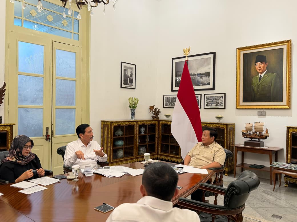 Presiden Prabowo Subianto menerima Ketua Dewan Ekonomi Nasional (DEN) Luhut Binsar Pandjaitan di Istana Merdeka Jakarta. (BeritaNasional/Lydia)