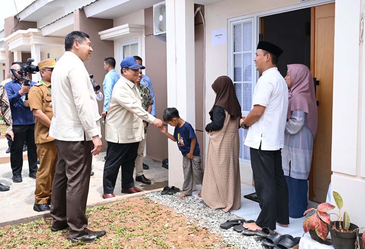 Presiden Prabowo Subianto mengunjungi rumah warga penerima KPR FLPP pada acara akad massal Rumah Subsidi Menyala di Perumahan Pondok Banten Indah, Kota Serang, Banten, Sabtu (20/12/2025).  (Biro Setpres)
