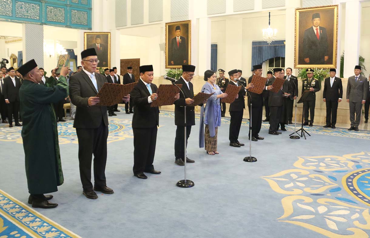 Anggota Komisi Yudisial (KY) (dari kiri) Abdul Chair Ramdhan, Abhan, Andi Muhammad Asrun, Anita Kadir, Desmihardi, Setyawan Hartono, F William Saija membaca sumpah jabatan saat pelantikan anggota Komisi Yudisial (KY) di Istana Negara, Jakarta, Jumat (19/12/2025).  (Beritanasional.com/Oke Atmaja)