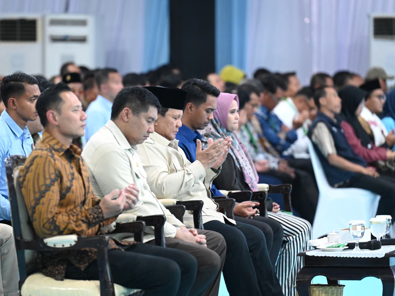 Presiden Prabowo Subianto (tiga dari kiri) sedang berdoa. (Foto/BPMI)