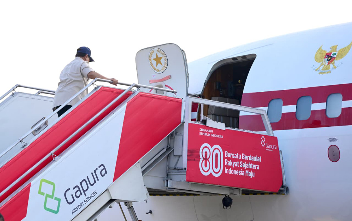 Presiden Prabowo Subianto memasuki Pesawat Kepresidenan sebelum bertolak menuju wilayah terdampak bencana banjir di Pulau Sumatra di Bandara Halim Perdanakusuma, Jakarta, Senin (1/12/2025). (Biropers)