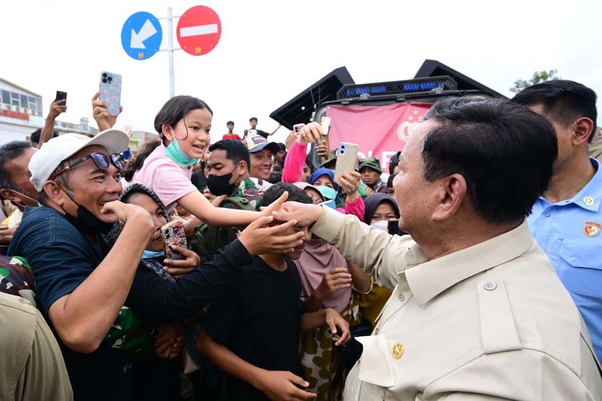 Presiden Prabowo Subianto menyapa anak-anak saat mengunjungi posko pengungsian di Kuala Simpang, Aceh Tamiang, Aceh, Jumat (12/12/2025). (Beritanasional.com/Oke Atmaja)