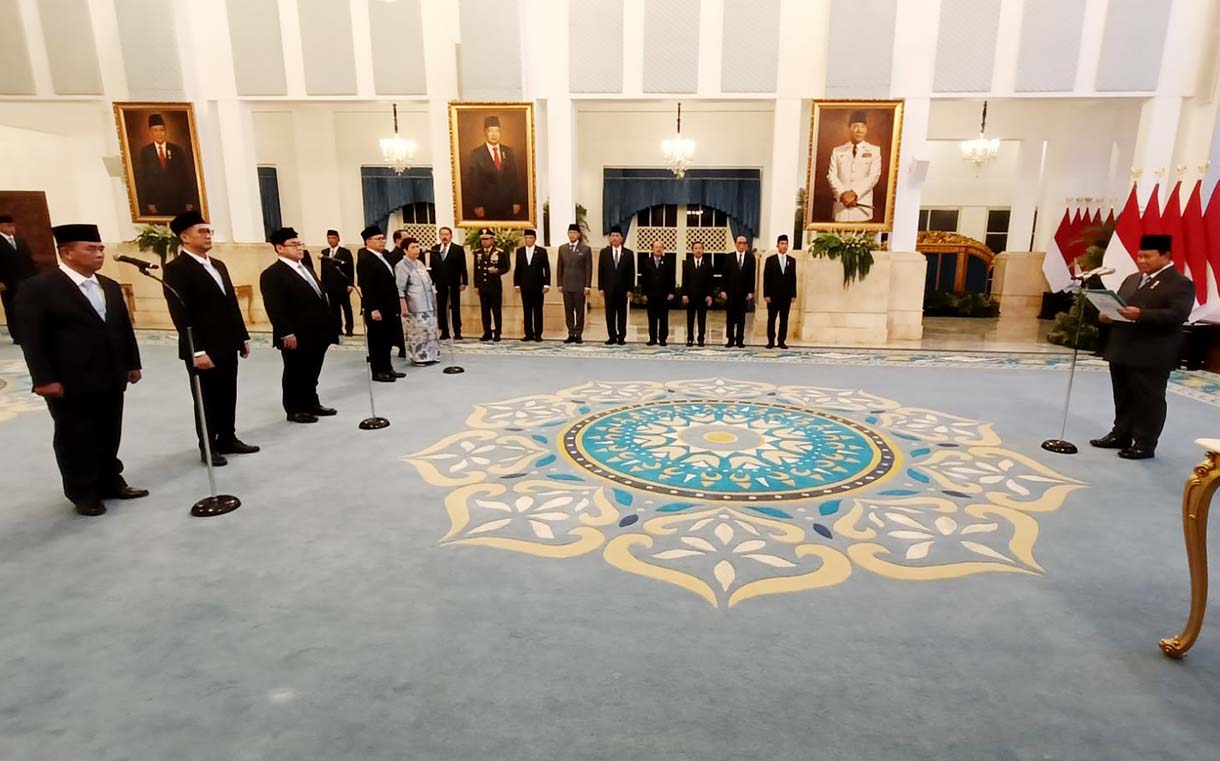 Presiden Prabowo Subianto (kanan) membacakan sumpah jabatan saat melantik Duta Besar Luar Biasa dan Berkuasa Penuh (LBBP) di Istana Negara, Jakarta, Jumat (19/12/2025).  (Beritanasional.com/Oke Atmaja)
