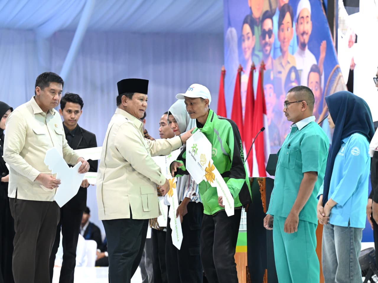 Presiden Prabowo Subianto (dua dari kiri) saat menghadiri peresmian akad massal rumah KPR. (Foto/BPMI)
